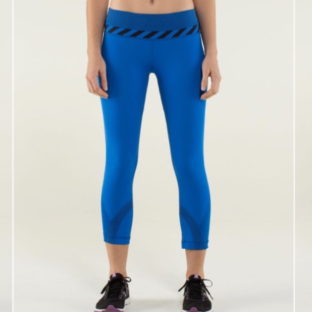 Lululemon Inspire crop. Size 6.
